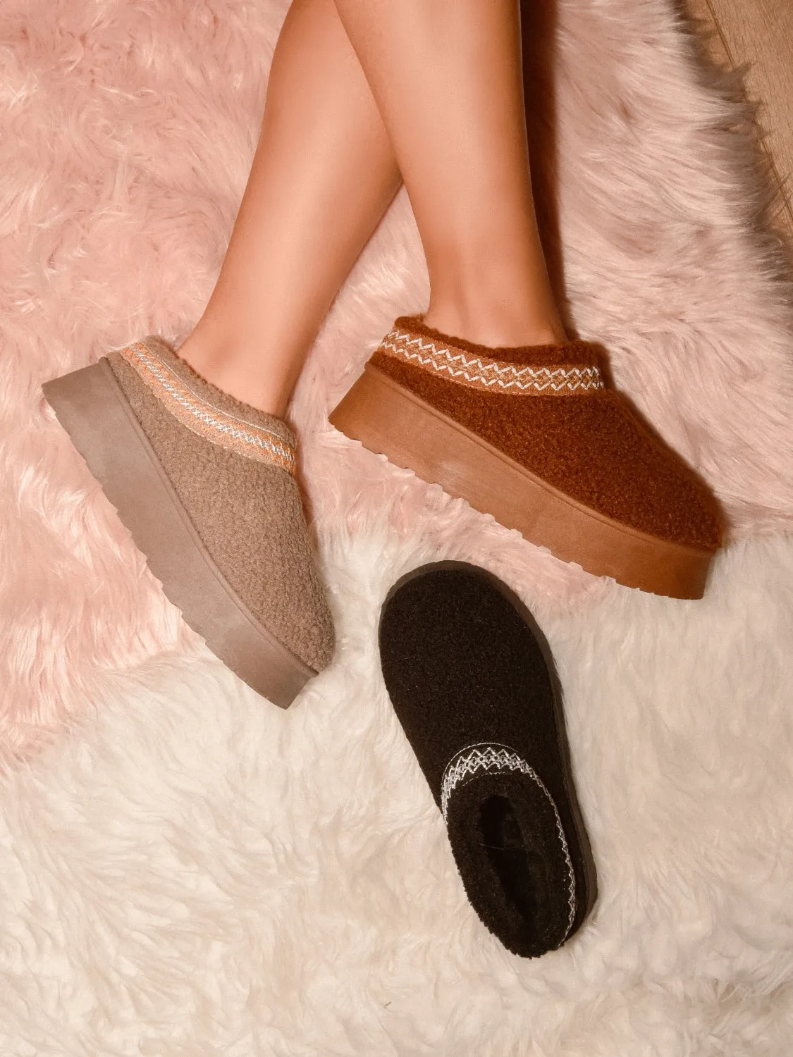 Sherpa Stroll Slippers in Black